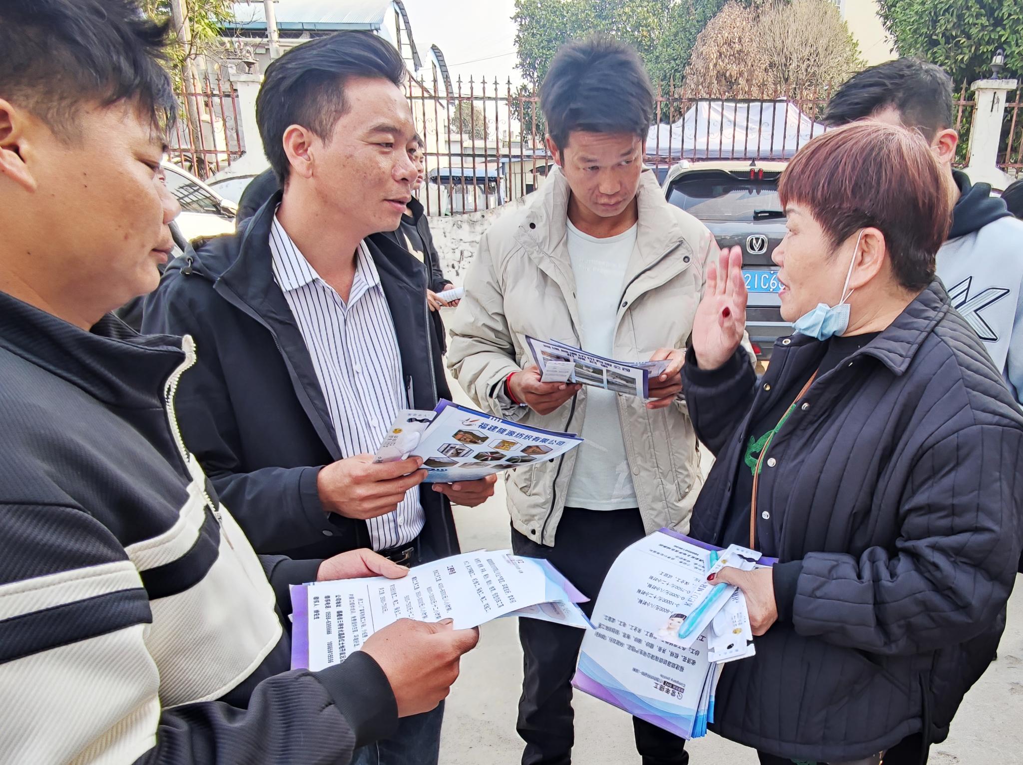 图为工作人员为求职者介绍企业招聘信息。周铭烽 摄.jpg